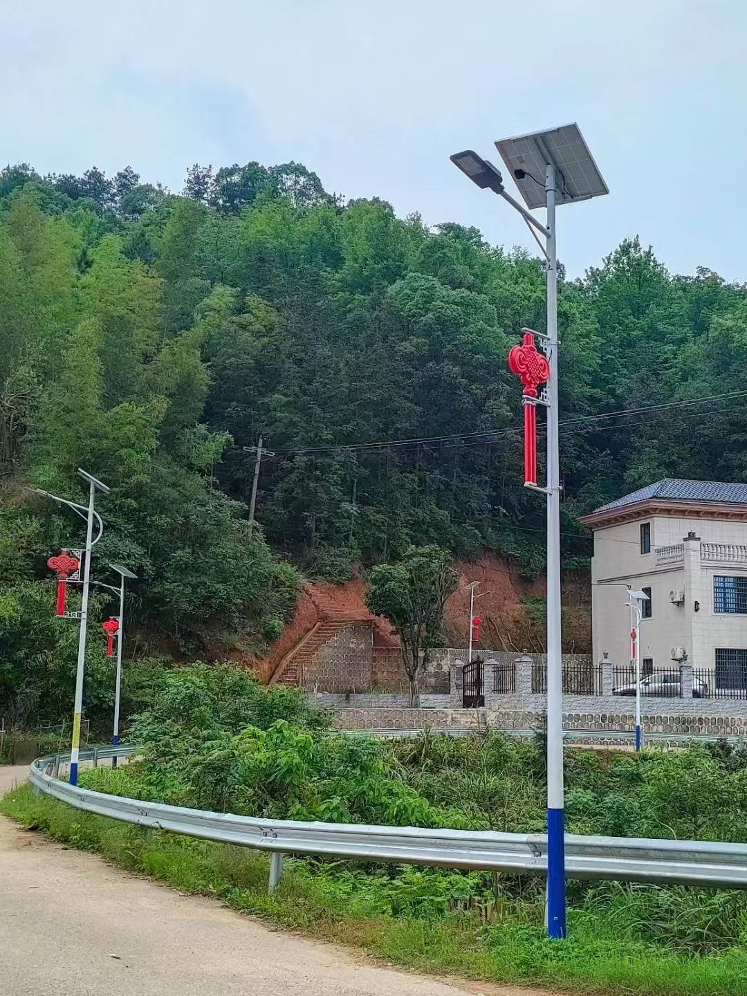太阳能路灯照亮了村民的幸福路
